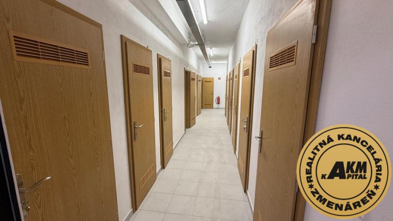 3 izbový byt  75 m2, balkón, novostavba na predaj, Podborová, Zvolen - Chodba so skladovými priestormi, drevené dvere s ventiláciou.