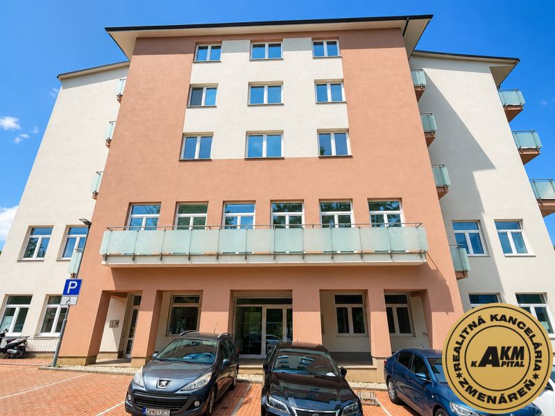 3 izbový byt  75 m2, balkón, novostavba na predaj, Podborová, Zvolen - Bytový dom na Smrekovej ulici vo Zvolene s balkónmi a parkoviskom pre 3-izbový byt.