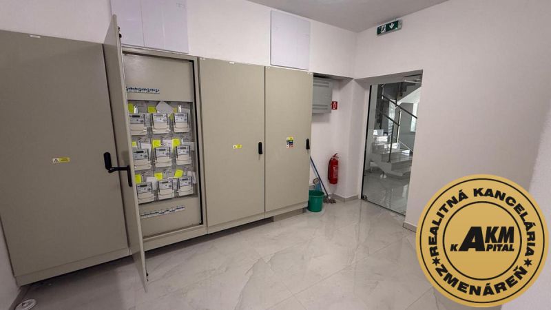 3 izbový byt  75 m2, balkón, novostavba na predaj, Podborová, Zvolen - Elektrické rozvody v interiéri 3-izbového bytu s keramickým obkladom a bezpečnostným vybavením.