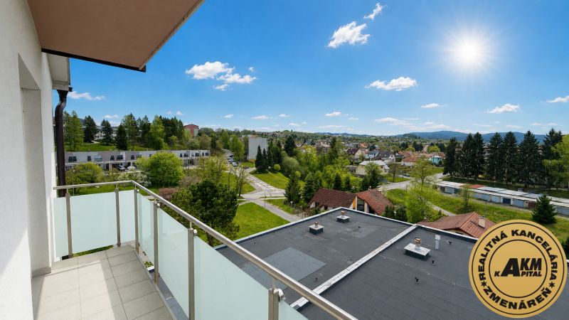 3 izbový byt  75 m2, balkón, novostavba na predaj, Podborová, Zvolen - Výhľad z balkóna na Smrekovej ulici v Zvolene, okolie 3-izbového bytu a zeleň.