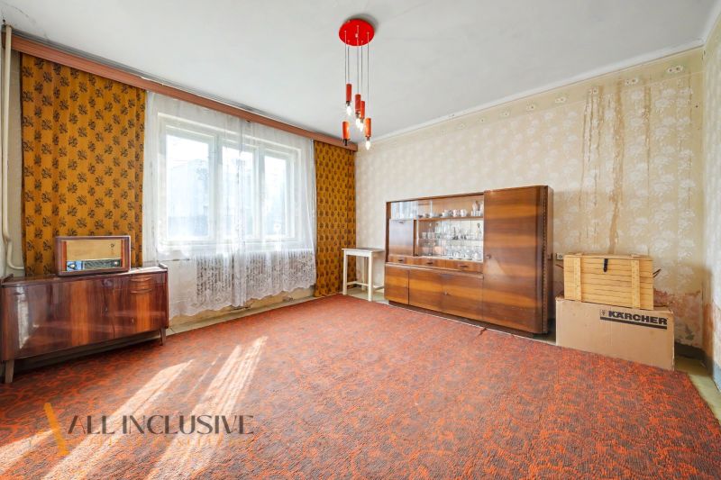 Na predaj 5-izbový rodinný dom, Čierna Voda - Obývačka v Rodinnom dome s retro nábytkom a oranžovým kobercom.