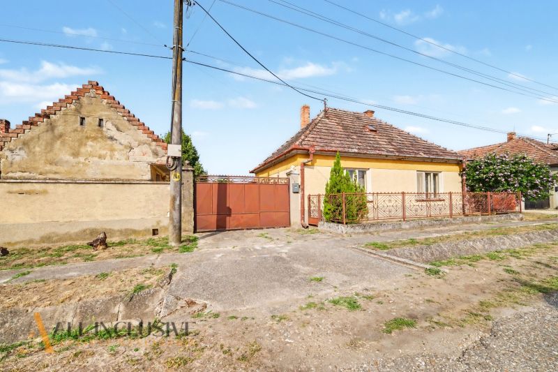 Na predaj 5-izbový rodinný dom, Čierna Voda - Rodinný dom na ulici Čierna Voda, Galanta, s dvomi bránami a záhradou.