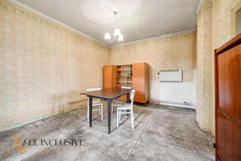 Na predaj 5-izbový rodinný dom, Čierna Voda - Jedáleň v rodinnom dome so stolom, stoličkami a stenami s kvetinovým vzorom.