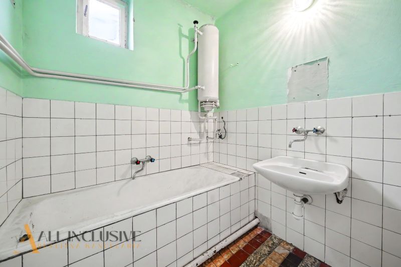 Na predaj 5-izbový rodinný dom, Čierna Voda - Kúpeľňa v rodinnom dome s vaňou, umývadlom a bojlerom, obložená bielymi kachličkami.