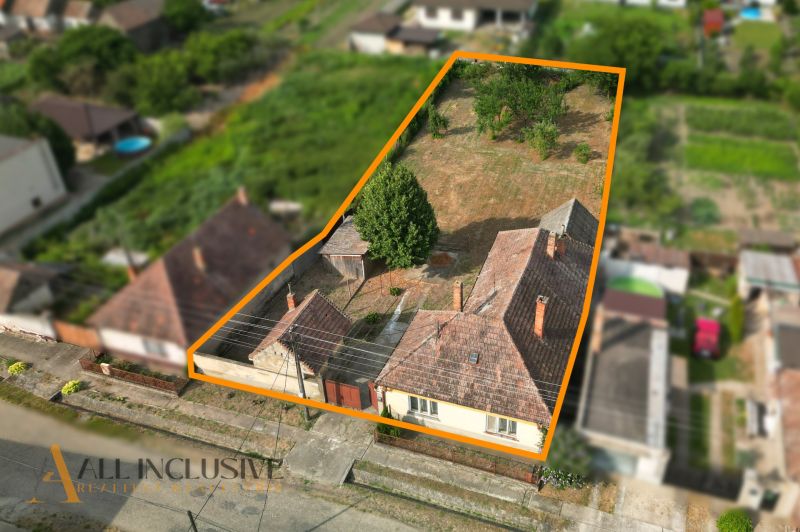 Na predaj 5-izbový rodinný dom, Čierna Voda - Rodinný dom na Čiernej Vode v Galante s veľkým pozemkom a záhradou v pozadí.