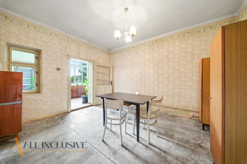 Na predaj 5-izbový rodinný dom, Čierna Voda - Jasné jedáleň v rodinnom dome s dreveným stolom, stoličkami a skriňami.