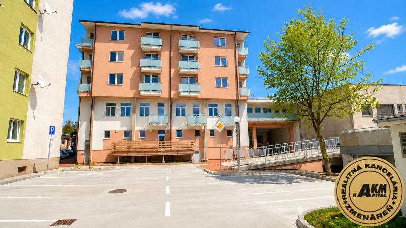 Polyfunkčný priestor v novostavbe,   717 m2 na predaj, Zvolen  - Bytový dom a parkovisko s bezbariérovými prístupmi vo Zvolene pri garážach.