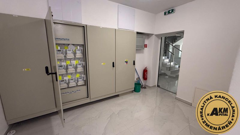 3 izbový byt 86 m2 na predaj,2 balkóny,  novostavba, Zvolen - Skriňa s elektromermi a hasiacim prístrojom na chodbe 3-izbového bytu.