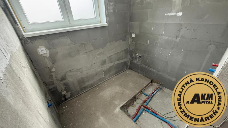 3 izbový byt 86 m2 na predaj,2 balkóny,  novostavba, Zvolen - Neprerobená kúpeľňa v 3-izbovom byte s prípravou na podlahu a oknom.