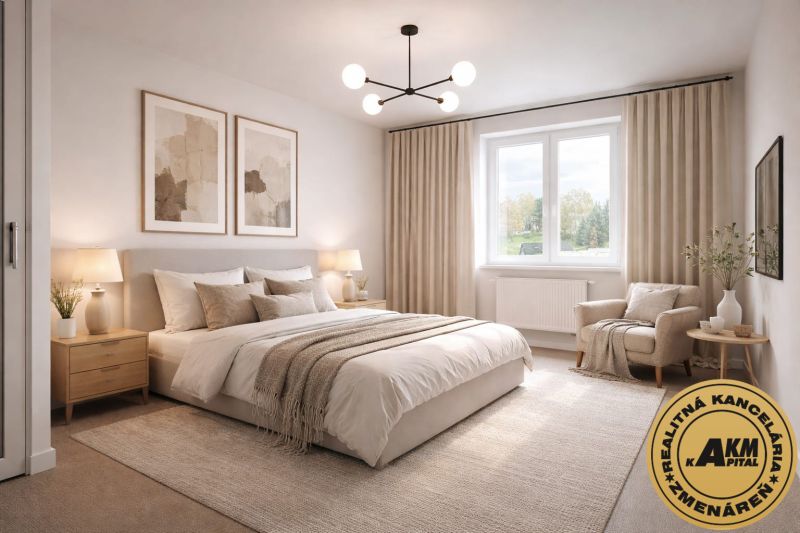 3 izbový byt 86 m2 na predaj,2 balkóny,  novostavba, Zvolen - Svetlá spálňa v 3-izbovom byte s elegantnou posteľou, dekoráciami a veľkým oknom.