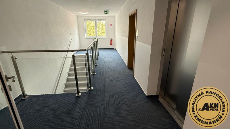 3 izbový byt 86 m2 na predaj,2 balkóny,  novostavba, Zvolen - Chodba so schodiskom a výťahom v 3-izbovom byte, podlaha s kobercovým povrchom.