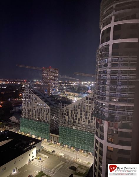Prenájom 2-izbového bytu SKY PARK (20.p.) - Nočná panoráma Bratislavy - Staré Mesto s pohľadom na rozostavané budovy na Továreňskej.