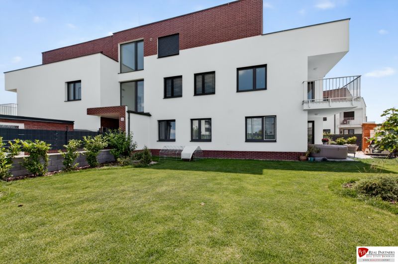 Predaj dizajnový 3-izb byt so záhradou a parkovaním Senec - Exteriér 3-izbového bytu na Vrabčej ulici v Senci s upravenou záhradou.
