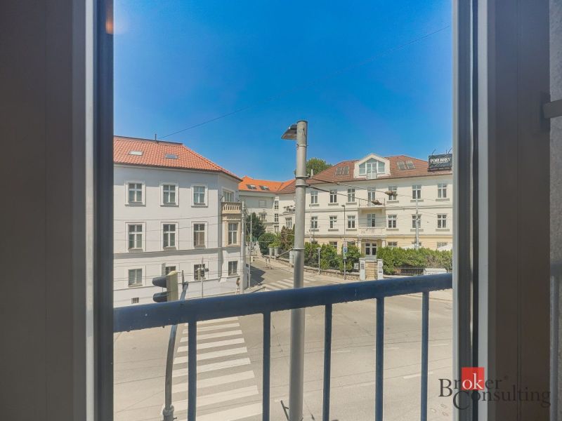 Staromestský 2i byt s balkónom na Palisádach - Výhľad z okna na ulicu Palisády, Bratislava-Staré Mesto, 2-izbový byt.
