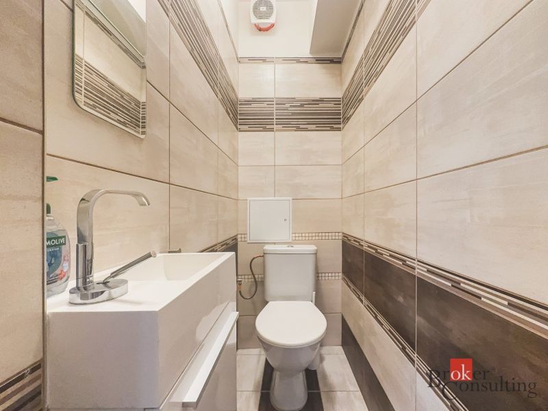 Staromestský 2i byt s balkónom na Palisádach - Kúpeľňa s umývadlom a WC v 2-izbovom byte. Elegantné keramické obklady.