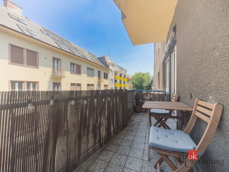Staromestský 2i byt s balkónom na Palisádach - Balkón s posedením pri 2-izbovom byte na Palisádach v Bratislave-Starom Meste.