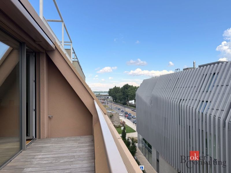 Elegantný 2i byt s lodžiou a výhľadom na Dunaj vo Vydrici - Výhľad z terasy na ulici Žižkova Bratislava-Staré Mesto, zachytený v nadčasovom štýle.