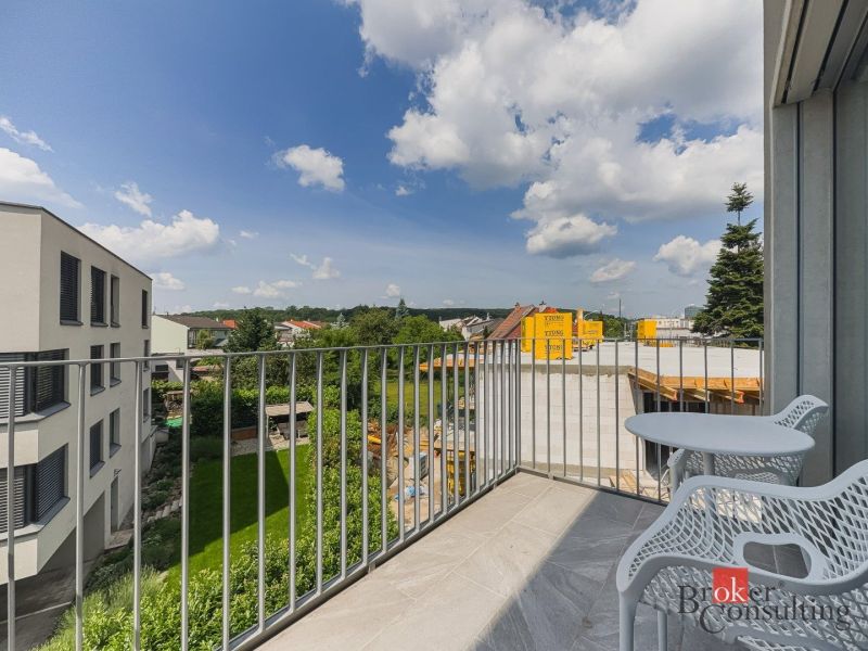 Nový dizajnový 3i byt v novostavbe na Hradnom kopci - Balkón s výhľadom na zeleň v 3-izbovom byte, Gaštanová, Bratislava-Staré Mesto.