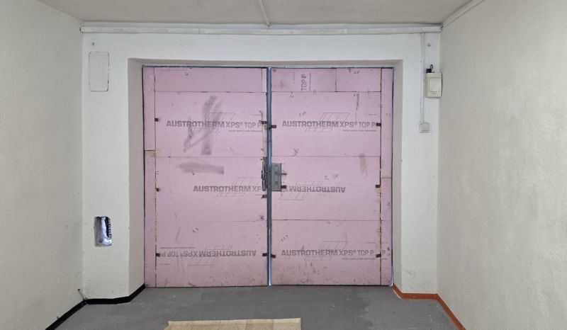 NA PREDAJ - GARÁŽ - Topoľčany - Garážové dvere s izolačným materiálom v interiéri garáže.