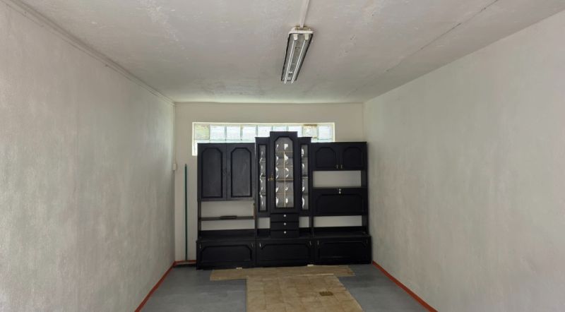NA PREDAJ - GARÁŽ - Topoľčany - Interiér garáže s nábytkom a osvetlením, podlaha s dreveným dekorom.
