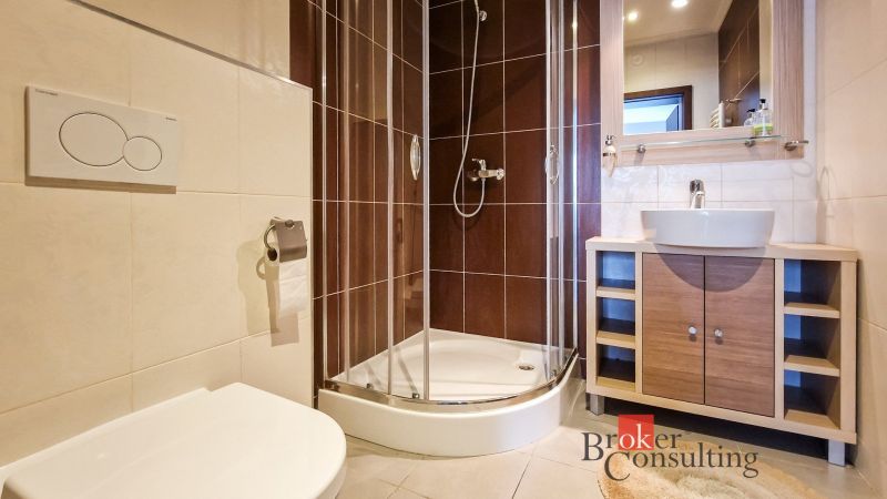 Priestranný zariadený 4i byt v Starom Meste - Kúpeľňa so sprchovacím kútom, umývadlom a sanitou v 4-izbovom byte.