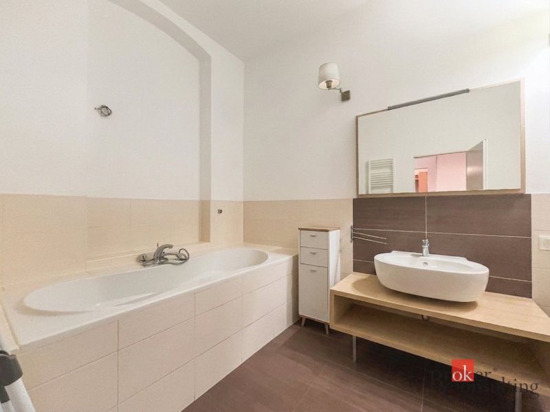 Priestranný petfriendly 2i byt v Starom Meste - Kúpeľňa v 2-izbovom byte s vaňou, umývadlom a dlažbou.