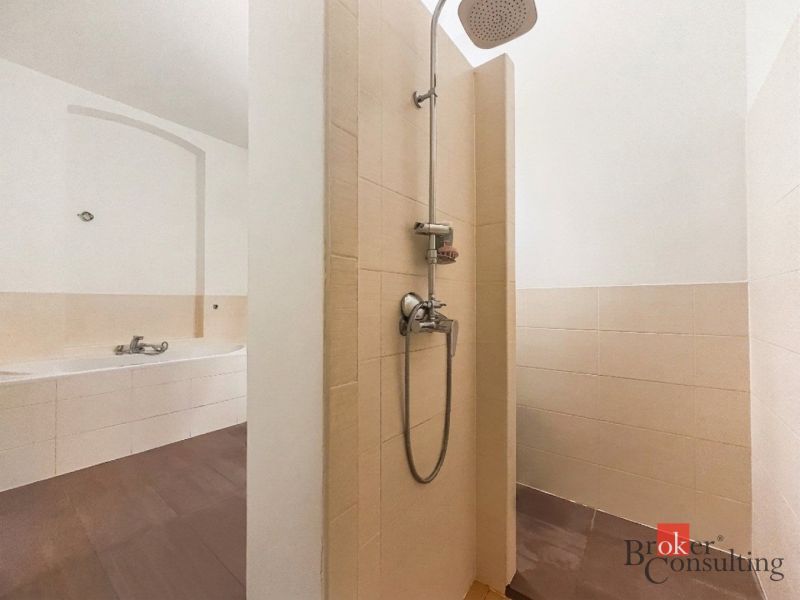 Priestranný petfriendly 2i byt v Starom Meste - Kúpeľňa s vaňou a sprchou v 2-izbovom byte, podlaha s dreveným dekorom.