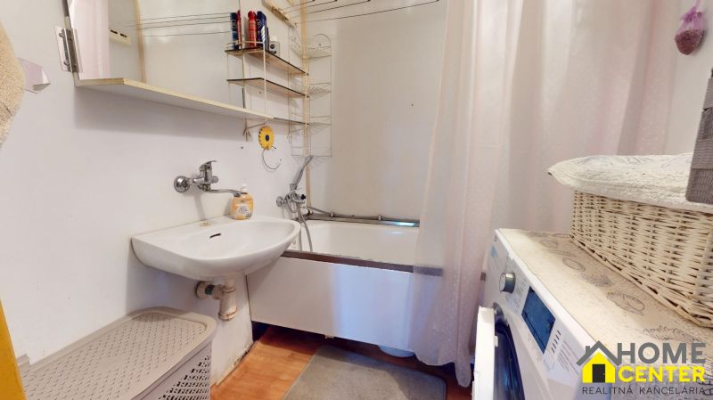 NA PREDAJ 3 IZBOVÝ BYT NA ZAČIATKU VII. SÍDLISKA, UL. PALATÍNOVA - Kúpeľňa v 3-izbovom byte s vaňou, umývadlom a práčkou.