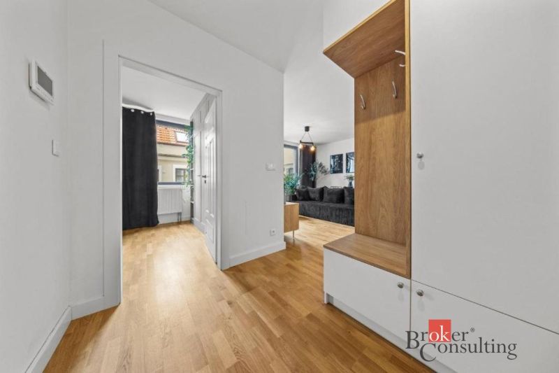 Moderný 2i apartmán v novostavbe v Starom Meste - Chodba v 2-izbovom byte ukazuje podlahu s dreveným dekorom a vstavanú skriňu.