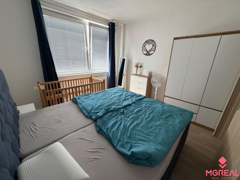 3 izbový byt s balkónom Topoľčany  - Spálňa s posteľou, detskou postieľkou a skriňou v 3-izbovom byte.
