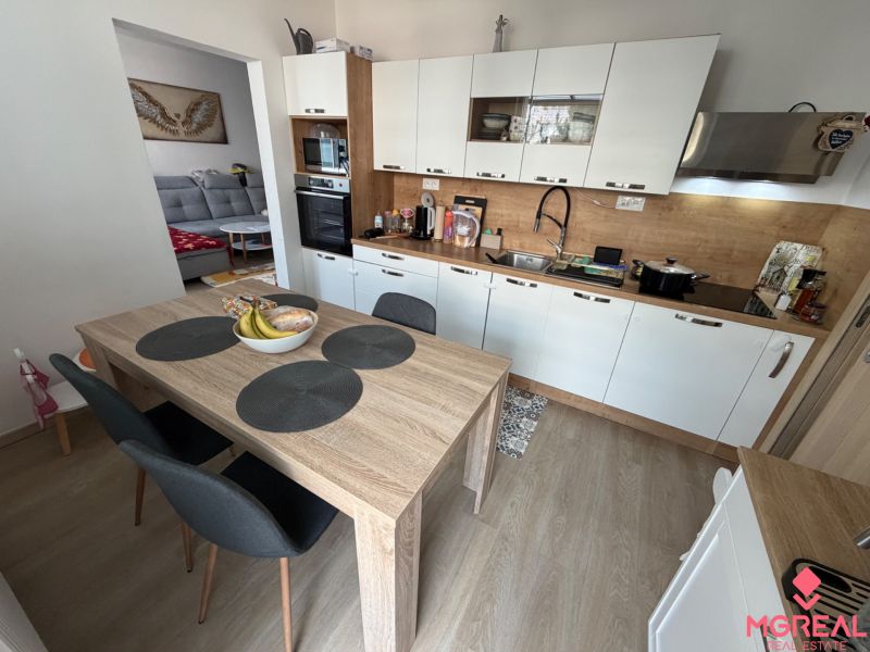 3 izbový byt s balkónom Topoľčany  - Kuchyňa s jedálenským kútom, podlaha s dreveným dekorom, 3-izbový byt.