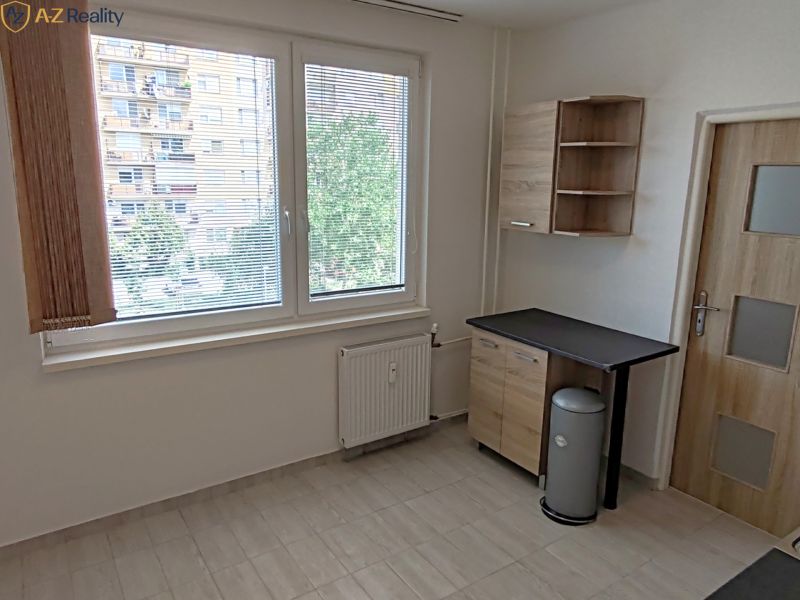 1 izbový byt s balkónom na prenájom  - Kuchynský kút v 1-izbovom byte s oknom, skrinkou a radiátorom.