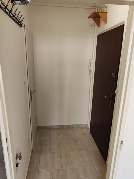 1 izbový byt s balkónom na prenájom  - Vstupná chodba v 1-izbovom byte s vešiakom a dlažbou.