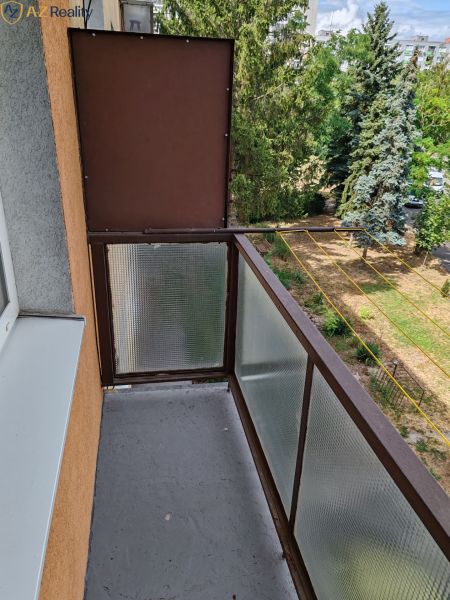 1 izbový byt s balkónom na prenájom  - Exteriér balkóna v Komárne s výhľadom na zeleň z 1-izbového bytu.
