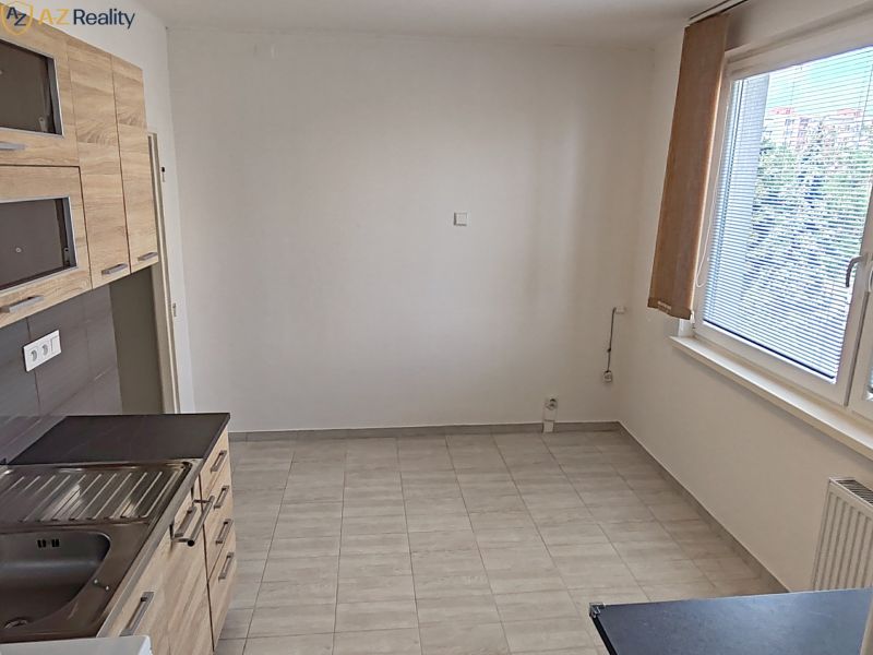 1 izbový byt s balkónom na prenájom  - Kuchyňa v 1-izbovom byte s kuchynskou linkou a dlažbou, svetlá miestnosť.