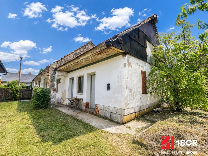 1.BCR | DOM S VEĽKÝM POZEMKOM A POTENCIÁLOM | SOLOŠNICA  - Rodinný dom na ulici Hoštáky v Sološnici s udržiavanou záhradou a mierne poškodenou fasádou.