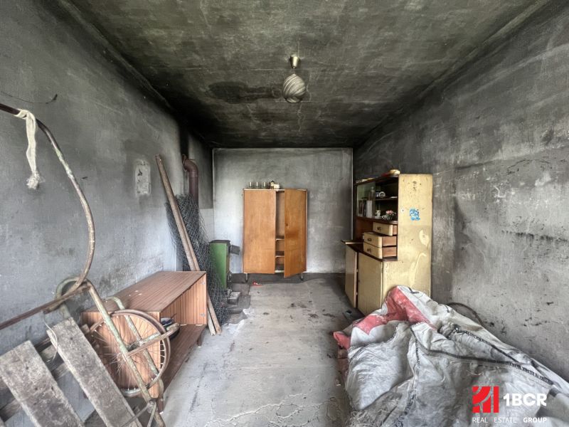 1.BCR | DOM S VEĽKÝM POZEMKOM A POTENCIÁLOM | SOLOŠNICA  - Neudržiavaná miestnosť v rodinnom dome s jednoduchým nábytkom a neporiadkom.