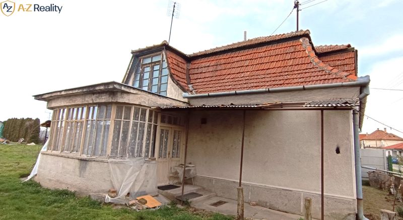 Na predaj starší rodinný dom v meste Nesvady - Starší rodinný dom so šikmou strechou a zasklenou verandou v Nesvadoch.