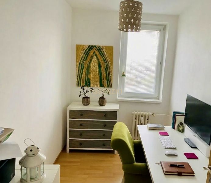 Prenajom 2,5-izbový byt v Karlovej Vsi – 48 m², výhľad do Líščieho - Pracovňa v 2-izbovom byte s bielym nábytkom a podlahou s dreveným dekorom.