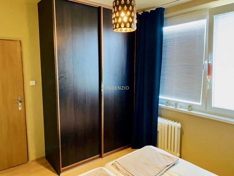 Prenajom 2,5-izbový byt v Karlovej Vsi – 48 m², výhľad do Líščieho - Spálňa v 2-izbovom byte s veľkou skriňou a podlahou s dreveným dekorom.