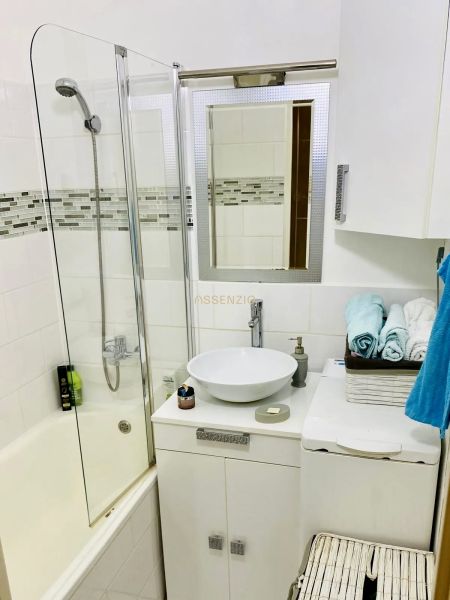 Prenajom 2,5-izbový byt v Karlovej Vsi – 48 m², výhľad do Líščieho - Kompaktná kúpeľňa v 2-izbovom byte s vaňou, umývadlom a práčkou.