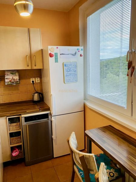Prenajom 2,5-izbový byt v Karlovej Vsi – 48 m², výhľad do Líščieho - Kuchyňa v 2-izbovom byte s dreveným dekórom, svetlým nábytkom a oknom.