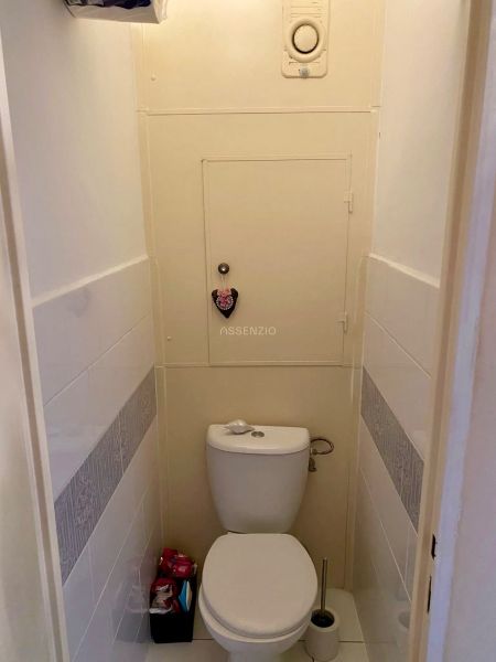 Prenajom 2,5-izbový byt v Karlovej Vsi – 48 m², výhľad do Líščieho - Toaleta v 2-izbovom byte s bielymi stenami a dekorovanými dlaždicami.
