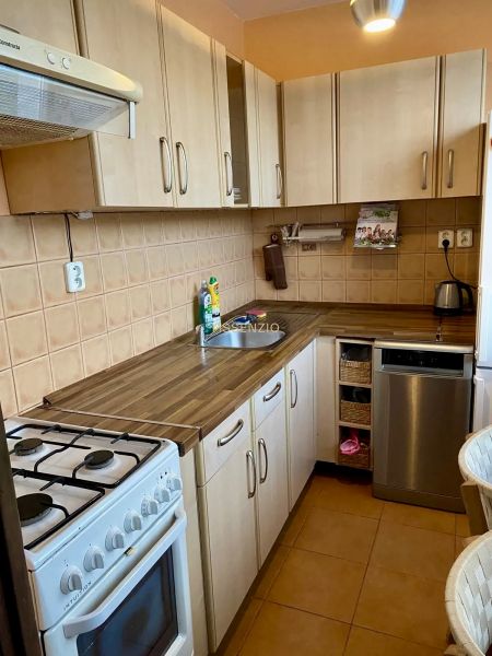 Prenajom 2,5-izbový byt v Karlovej Vsi – 48 m², výhľad do Líščieho - Kuchyňa v 2-izbovom byte s plynovým sporákom, dreveným dekorom a svetlými skriňami.