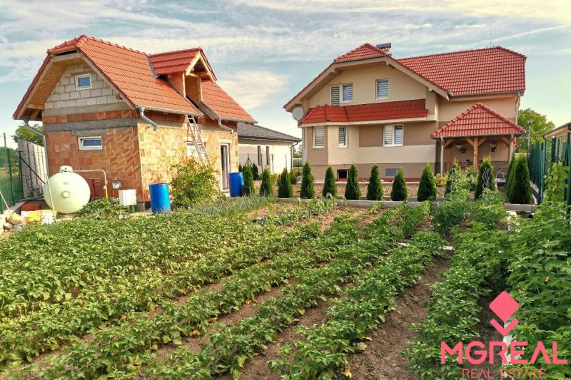 6 - izbový rodinný dom v obci Ratkovce, novostavba - Rodinný dom v Ratkovciach s priľahlou záhradou a hospodárskou budovou.