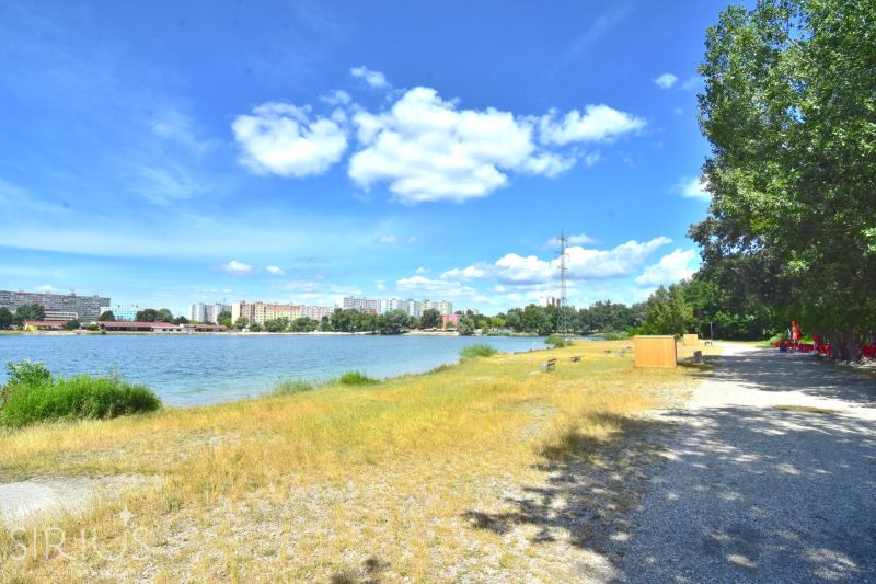 ANTOLSKÁ, 1-i byt  so zimnou záhradou a terasou, 60 m2 – novostavba  - Vodná plocha s pešou cestou v Bratislave - Petržalke, pri Antolskej ulici.