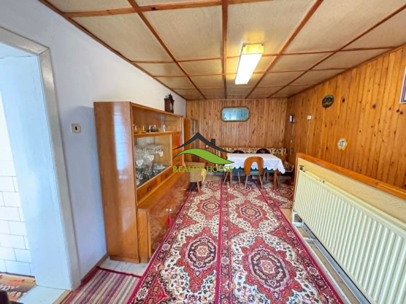 REZERVOVANÉ....Rodinný dom  v obci Dúbravka - Jemné drevené obloženie stien a vzorovaný koberec v rodinnom dome.