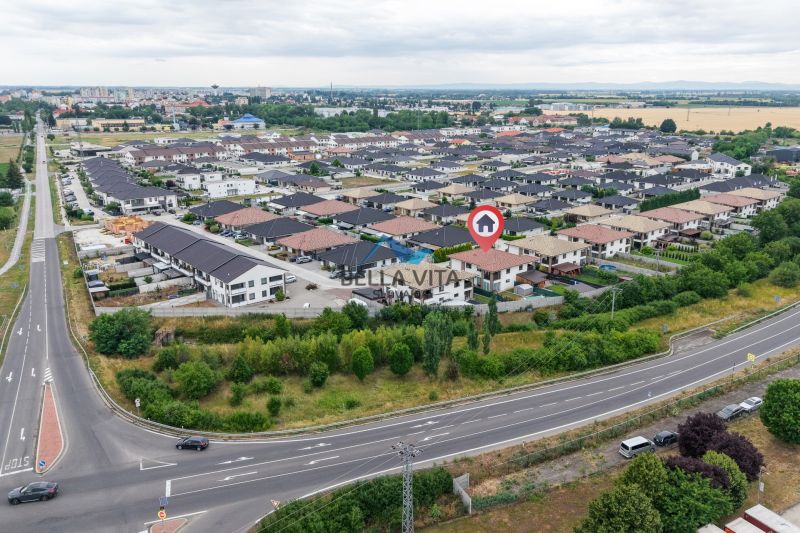 Moderný 3-izbový byt s terasou a parkovaním v Galante - Letecký pohľad na obytnú zástavbu, Ulica Pri Derni v Galante, obklopenú zeleňou.