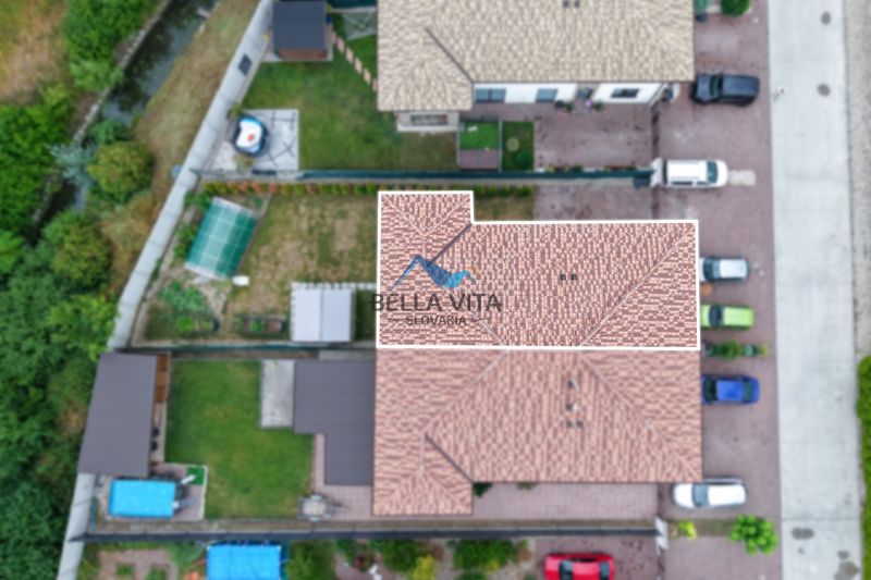Moderný 3-izbový byt s terasou a parkovaním v Galante - Letecký pohľad na strechy a záhrady na Ulici Pri Derni v Galante.