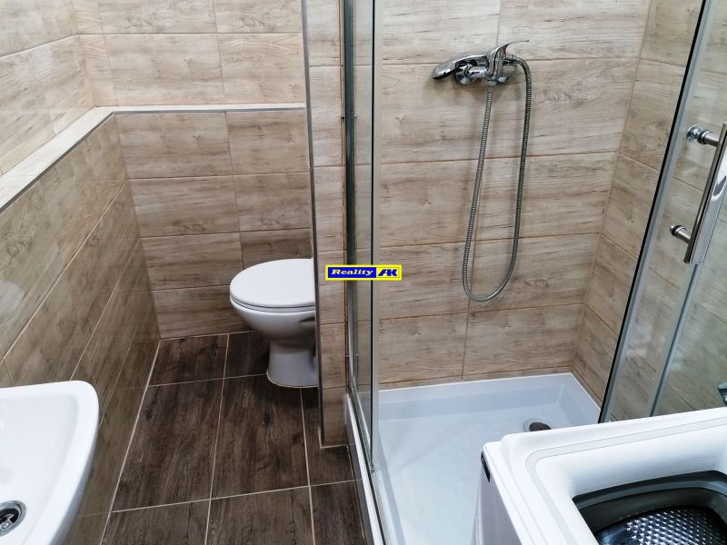 Garsónka na prenájom Vrútky, kompletná rekonštrukcia - Kúpeľňa v garsónke s toaletou, sprchovým kútom a práčkou.